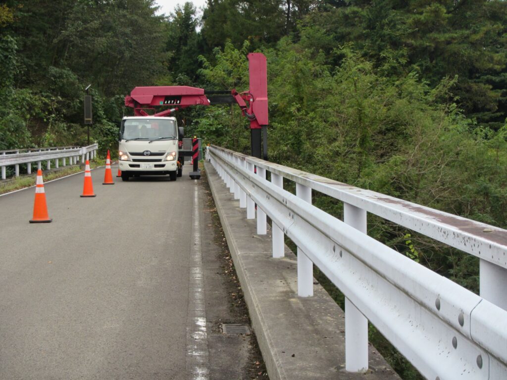 橋梁点検調査 橋梁点検車